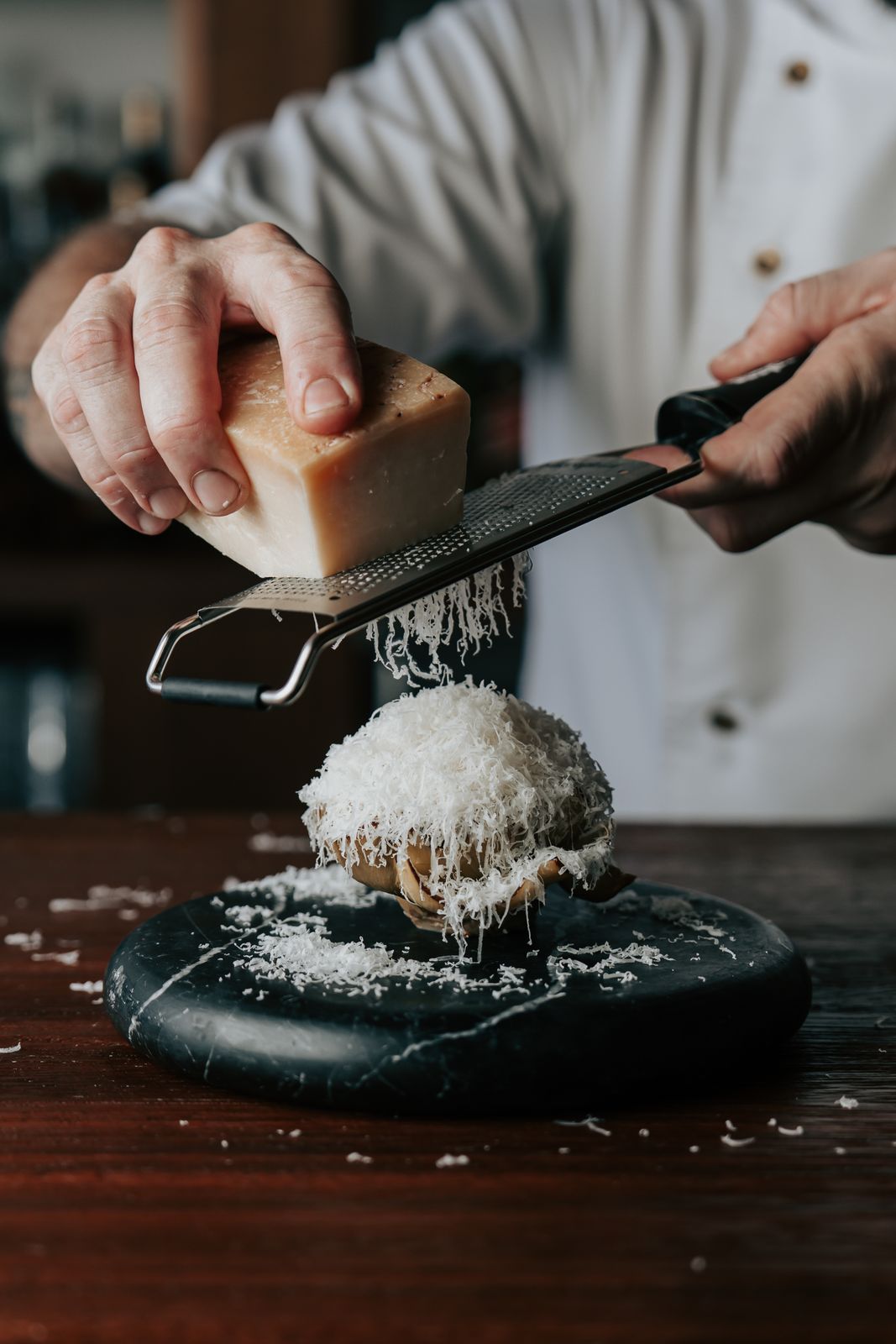 Alcachofa a la brasa con queso de la tierra rallado al momento