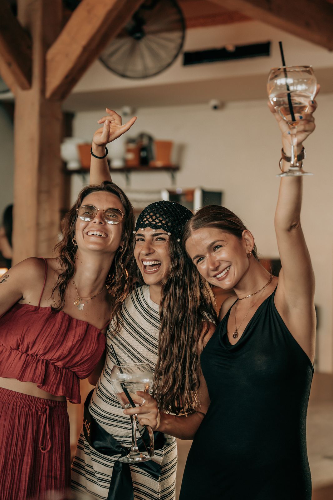 Amigas brindando al caer el sol