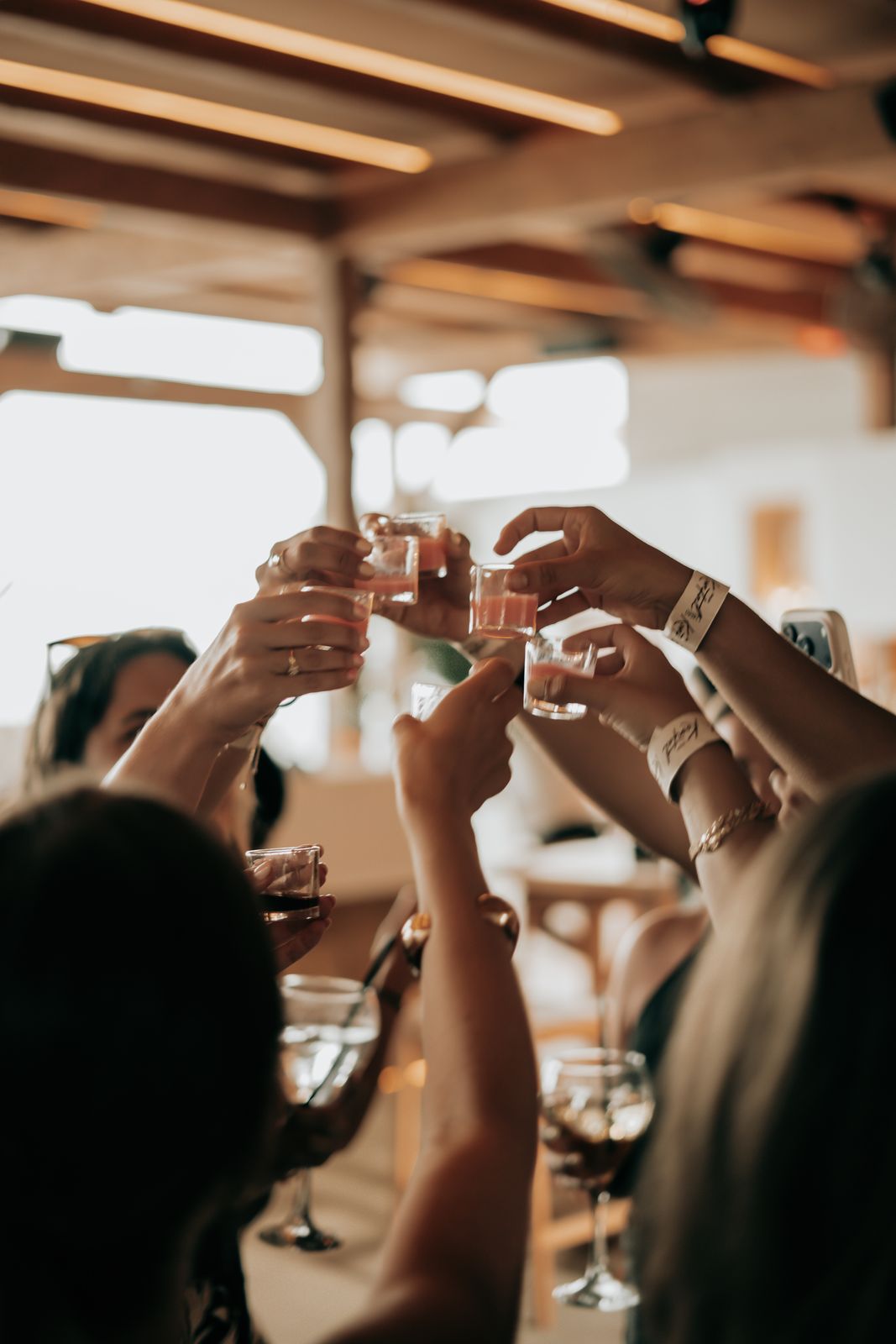 Brindis al atardecer en Casa Kontal
