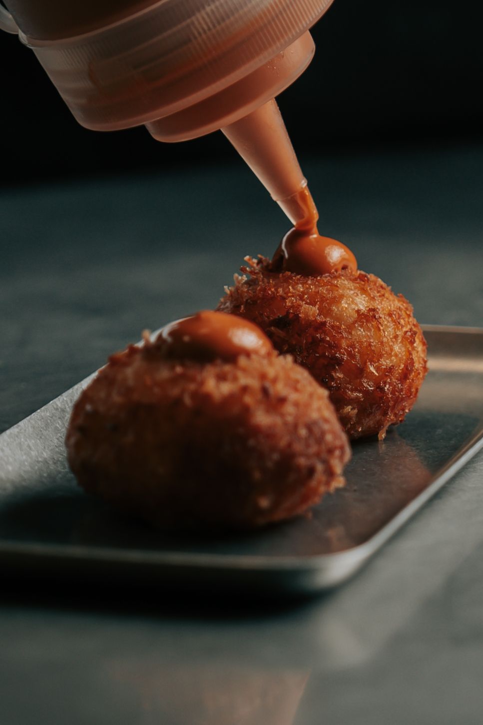Croquetas de gamba roja con emulsión de sus cabezas