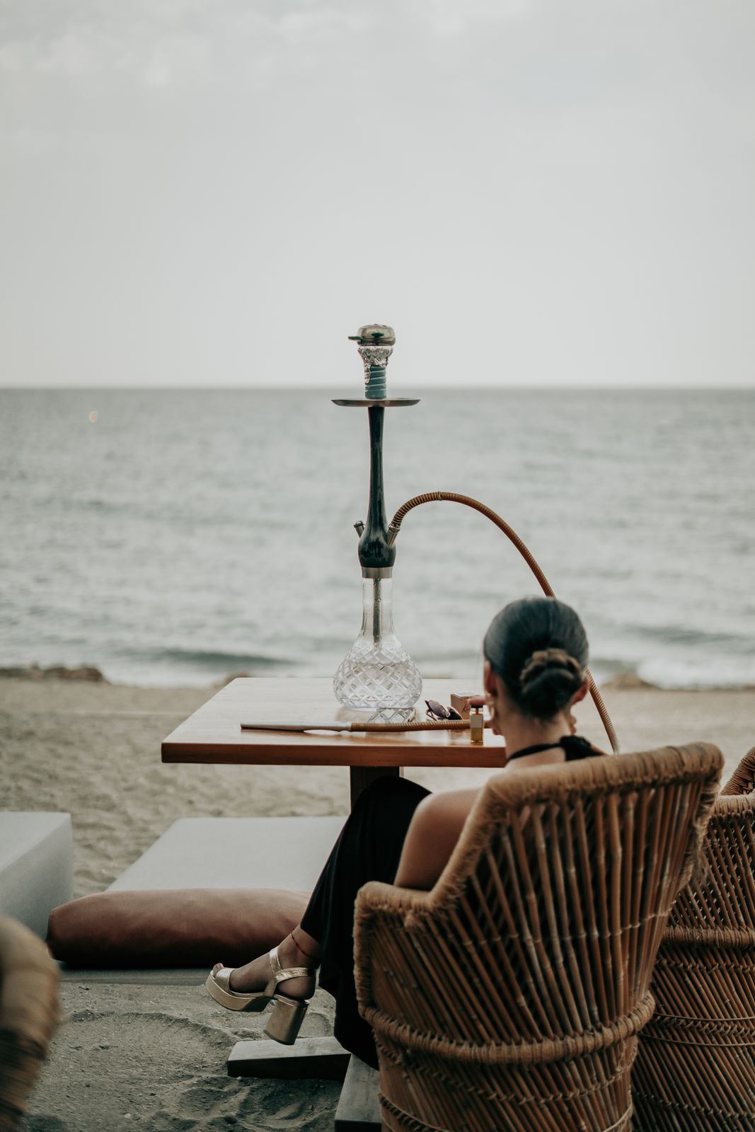 Shisha frente al mar en la terraza