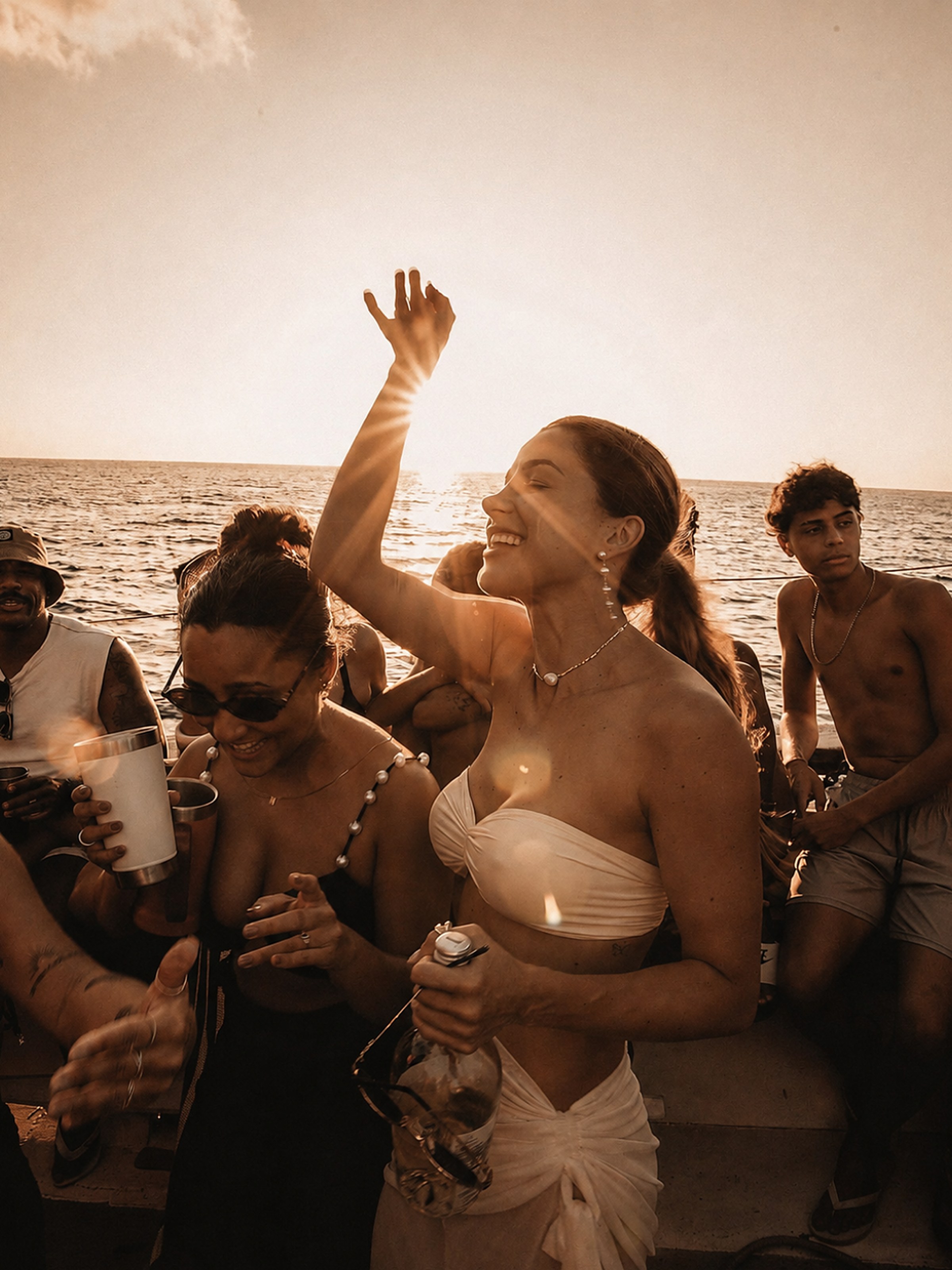 Atardecer y fiesta frente al mar